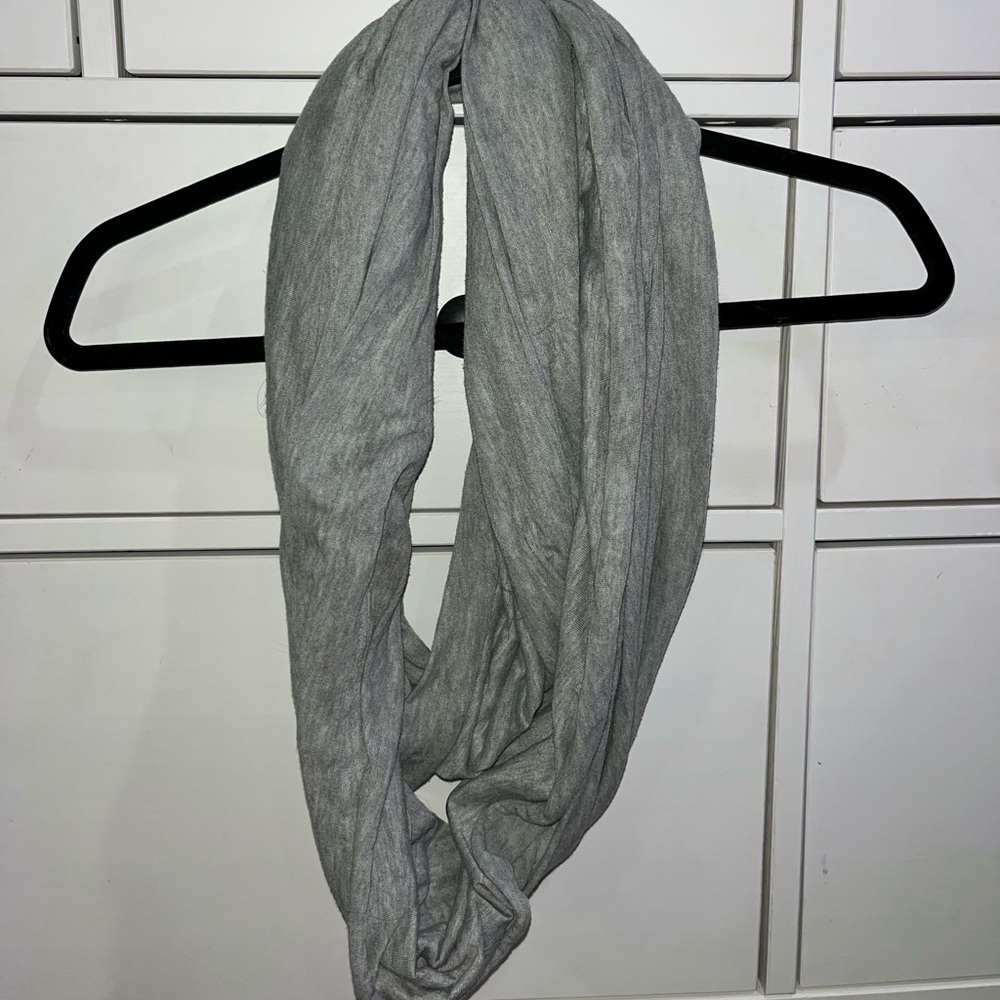 ❤️5 for $25❤️Gray Circle Scarf